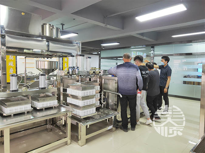 山東客戶選擇自動干豆腐機器，改變傳統(tǒng)手工生產(chǎn)干豆腐